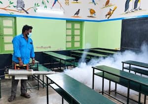 தேனியில் உள்ள பி.சி., கான்வென்ட் பள்ளி வகுப்பறையில் நகராட்சி ஊழியர் கொசு ...