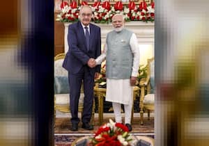 புது டெல்லியில் நடைபெற்ற இருதரப்பு மாநாட்டின் போது, பிரதமர் மோடியும் ...