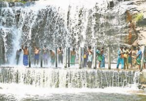   ஆனந்த குளியல்! திருமூர்த்தி மலை பஞ்சலிங்க அருவியில் கொட்டும் தண்ணீரில் ...