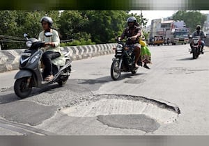 மதுரை திருநகர் – திருப்பரங்குன்றம் பாலத்தில் உள்ள பள்ளத்தால் வாகன ...