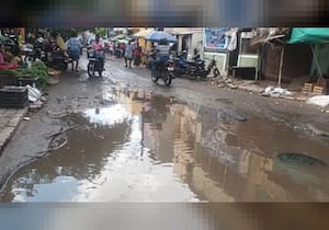மதுரை செல்லுார் மார்க்கெட் ரோடு குண்டும் குழியுமாக மழைநீருடன் கழிவுநீர் ...