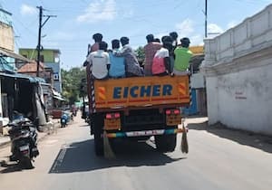 சாயல்குடி கிழக்கு கடற்கரை சாலையில் ஆபத்தான முறையில் சரக்கு வாகனத்தில் ...