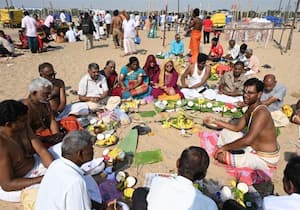 படம் யுவராஜ் மஹாளய அமாவாசையை முன்னிட்டு சென்னை மெரினா கடற்கரையில் ...