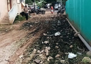மதுரை நரிமேடு சத்தியமூர்த்தி தெரு குறுக்கு தெருவில் வடிகால் இல்லாததால் ...