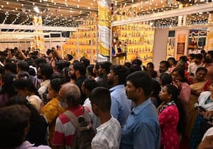 சென்னை வடபழனி முருகன் கோவிலில் நவராத்திரியை முன்னிட்டு பிரமிடு வடிவில் ...