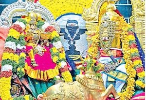மதுரை மீனாட்சி அம்மன் கோயில் நவராத்திரி விழாவின் 9ம் நாளான நேற்று, ...