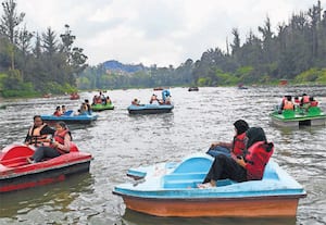 ஊட்டியின் இயற்கை அழகையும், குளிர்ந்த சூழலையும் விவரிக்கும் ஒரு அழகான ...