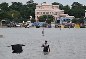 சென்னையில் நேற்று( அக்டோபர் 20) இரவு முதல் காலை வரை பெய்த கனமழையால் மெரினா ...