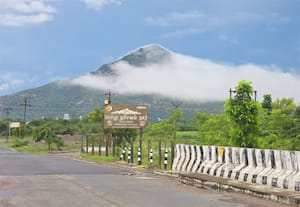 திருவண்ணாமலையை கடந்த மூன்று நாட்களாக கருமேகங்கள் மிரட்டி வந்த நிலையில்,  ...