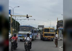 அண்ணா சாலை – வாலாஜா சாலை சந்திப்பு சிக்னலில் நேற்று, பழுதாகி நின்ற ...