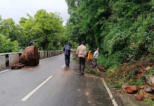 திருப்பத்தூர் மாவட்டம் ஜோலார்பேட்டை அடுத்த ஏலகிரி மலை செல்லும் ஆறாவது ...