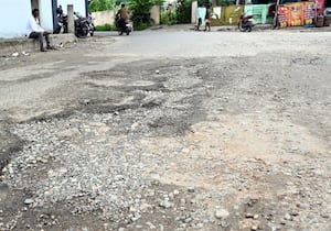 மதுரை தமுக்கம் ரோட்டில் கற்கள் பெயர்ந்து குண்டும், குழியுமாக உள்ளதால் ...