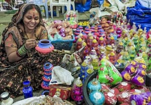 தீபாவளிப் பண்டிகையை முன்னிட்டு, தெலுங்கானா மாநிலம் ஹைதராபாத்தில் உள்ள ...