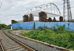   மேம்பால பணிக்கு அனுமதி தராமல் ரயில்வே.. இழுத்தடிப்பு . கொருக்குப்பேட்டை, வியாசர்பாடியில் கடும் நெரிசல்