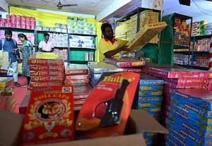  அரை கிலோ ராக்கெட்; அரை கிலோ பிஜிலி தாங்க...! * எடை போட்டு பட்டாசு விற்பனை ஜோர்