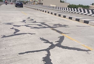 ரூ.26 கோடியில் கட்டிய படப்பை மேம்பாலத்தில்...  விரிசல்  திறந்து மூன்றே மாதங்களில் பல்லிளித்த அவலம்