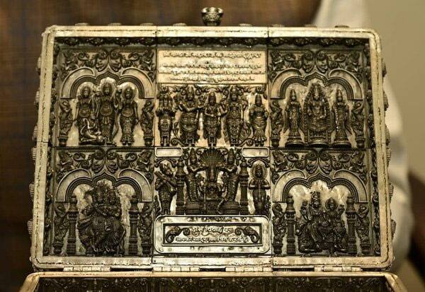 மகள் திருமணத்திற்கு ரூ.25 லட்சத்தில் அழைப்பிதழ்; 3 கிலோ வெள்ளியில் உருவாக்கிய பாசக்கார தந்தை