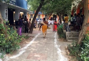  தொடரும் விபரீதம்! பல்லி விழுந்த உணவு சாப்பிட்ட 40 மாணவ - மாணவியர் அட்மிட் கலெக்டரை முற்றுகையிட்ட பெற்றோர்; சமையலர்கள் பணி நீக்கம் காலை உணவு திட்டத்தில் நடக்கும் குளறுபடிகளால் மக்கள் அச்சம்