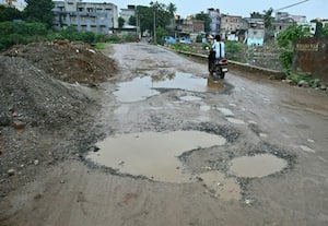   மழை வெள்ளத்தால் சின்னாபின்னமான 5,000 சாலைகள் ﻿ --வண்டி ஓட்ட முடியல:தடுமாறி விழுந்து அடிபடுவதாக வாகன ஓட்டிகள் குமுறல்