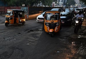   மழை வெள்ளத்தால் சின்னாபின்னமான 5,000 சாலைகள் ﻿ --வண்டி ஓட்ட முடியல:தடுமாறி விழுந்து அடிபடுவதாக வாகன ஓட்டிகள் குமுறல்