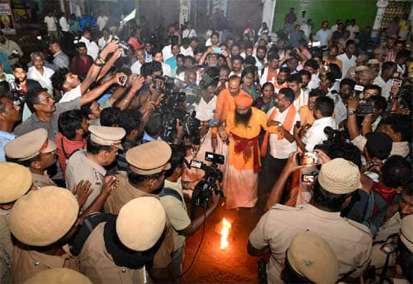 நீதிமன்றம் உத்தரவிட்டும் திருப்பரங்குன்றம் மலை தீபத்தூணில் கார்த்திகை தீபம்  ஏற்றவில்லை