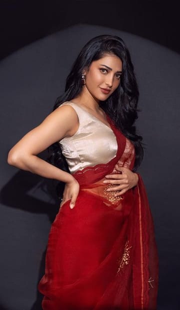 முன் அந்திச் சாரல் நீ... சிவப்பு நிற புடவையில் அசத்தும் ஸ்ருதி ஹாசன் !