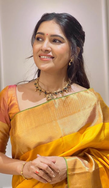 அசத்தும் புடவையில் பிரபல நடிகைகளின் ரீசன்ட் லுக்ஸ் !