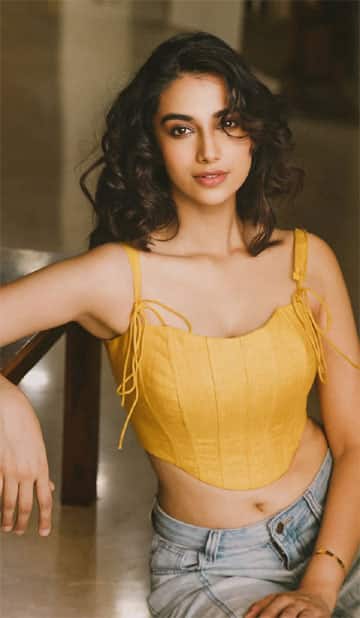 மஞ்சள் நிலவே... மீனாட்சி சவுத்ரி