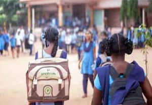 கோடை விடுமுறை முடிந்து திரும்பும் பள்ளி மாணவர்களுக்கு சீருடை தயார்