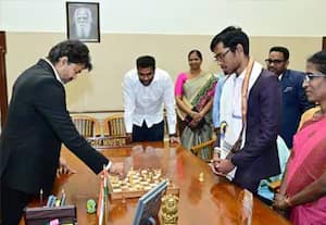 பிரக்ஞானந்தாவுடன் செஸ் விளையாடிய முதல்வர் விஜய்; ரூ.50 லட்சம் பரிசு வழங்கி பாராட்டு