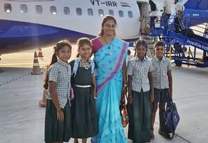தனது செலவில் மாணவர்களை விமானத்தில் சென்னைக்கு அழைத்துச் சென்ற ஆசிரியர்
