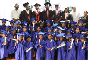 பள்ளயில் குட்டீஸ்களுக்கு பட்டமளிப்பு விழா