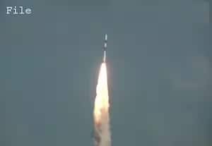 விண்ணில் பாய தயார் நிலையில் இரு செயற்கைக்கோள்கள்