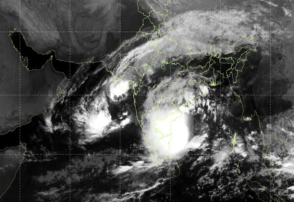 மோந்தா புயல் இன்று தீவிர புயலாக கரையை கடக்கும்; காக்கிநாடா துறைமுகத்தில் புயல் எச்சரிக்கை கூண்டு ஏற்றம்