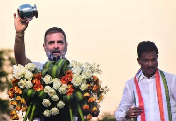  Rahul taunted in Ballari campaign that central government gave empty anvil   