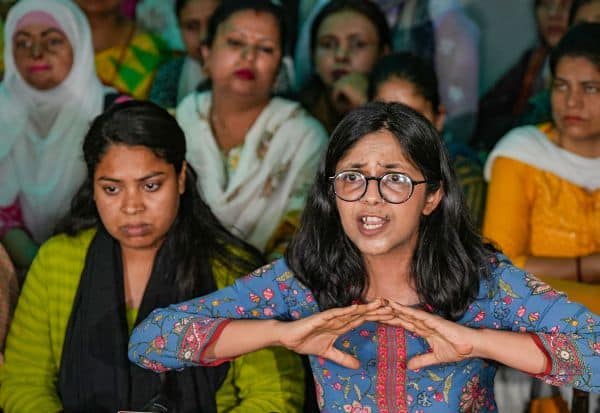 டில்லி பெண்கள் கமிஷனில் 52 ஊழியர் நீக்கம்  ஆவணங்களை கிளறிய கவர்னர்