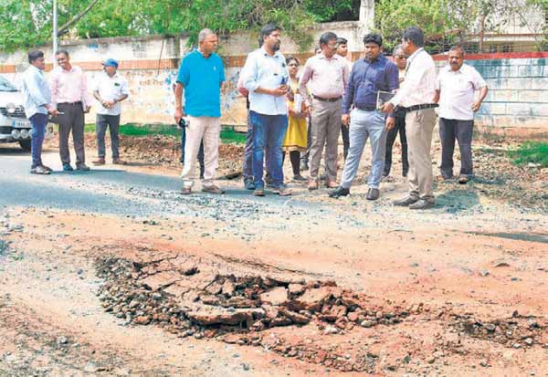  போத்தனுாரில் நெடுஞ்சாலைத்துறை அரைகுறை வேலை! அலட்சியத்தால் பள்ளமானது சாலை