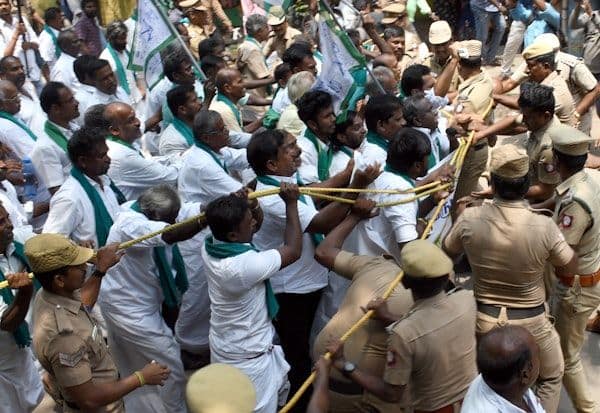  Farmers accuse Tamil Nadu government of taking away the rights obtained by J. in Mullaiperiaru dam  