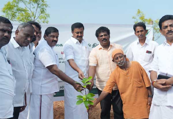 பரிசுகள் வேண்டாம்; மரக்கன்றுகள் நடுங்கள்! அன்றே சொன்ன முதல்வர்