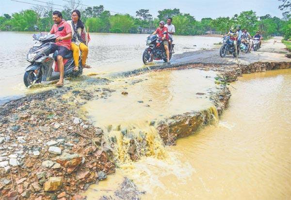  அசாமில் வடியாத வெள்ளம்; ஆறு லட்சம் மக்கள் பாதிப்பு