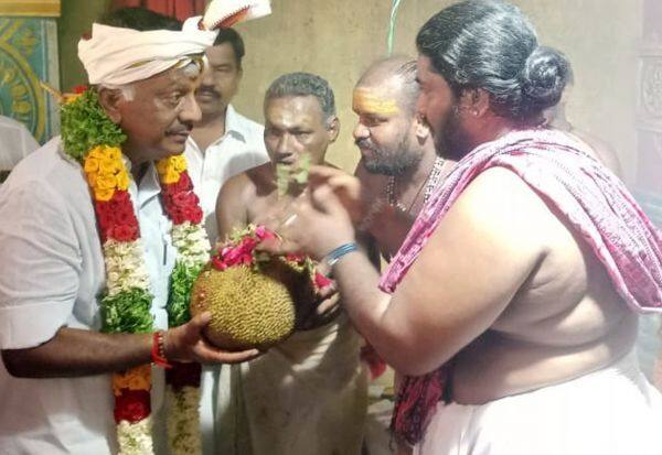  Panneerselvam worshiped with jackfruit   