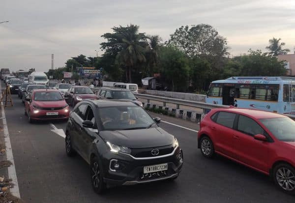  கோடை விடுமுறை முடிந்து பள்ளிகள் திறப்பு; நெடுஞ்சாலையில் போக்குவரத்து நெரிசல்