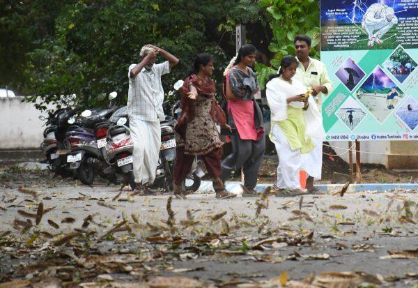  விழுப்புரத்தில் சூறைக்காற்று பேனர்கள் சாய்ந்ததால் பரபரப்பு