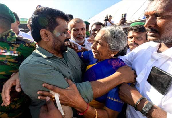வல்வெட்டித்துறையில் இலங்கை அதிபருக்கு வரவேற்பு