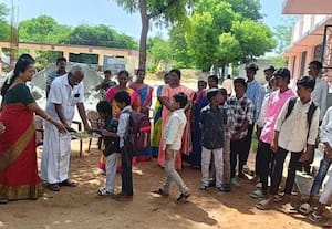  பஸ் வசதி இல்லாத பள்ளிக்கு வேன் ஏற்பாடு செய்த மக்கள்  