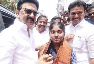 முதல்வரின் பேனாவை பரிசாக  பெற்ற அரசுப்பள்ளி மாணவி