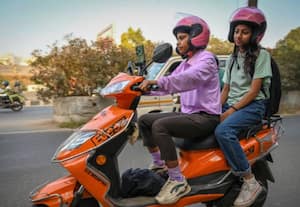 'பைக்' டாக்சியில் பார்சலாக  பயணிக்கும் பெங்களூரு மக்கள்