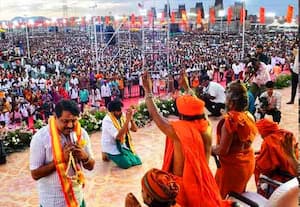 வாழ்த்து கோஷம் இல்லை: ஆபாச ஆட்டம் இல்லை: கடைசி வரை கலையாத  கூட்டம்: கட்சி மாநாடுகளும் முருகன் மாநாடும் ஓர் ஒப்பீடு