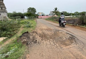 குண்டுபெரும்பேடு சாலை சேதம் சீரமைக்க வாகன ஓட்டிகள் எதிர்பார்ப்பு