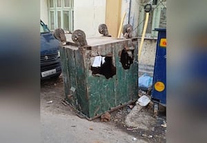 உடைந்த குப்பை தொட்டி அகற்றி புதிதாக அமைக்கப்படுமா?